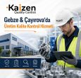 Modern, profesyonel ve dikkat çekici bir blog kapak görseli tasarla. Görsel 1080x1080 kare format olmalı. Tema: “Gebze ve Çayırova’da üretim kalite kontrol hizmeti”. Arka planda modern sanayi bölgesi, üretim hattı, fabrika dış cephesi ve kalite kontrol sürecini temsil eden sade görsel öğeler yer alsın. Ön planda baretli ve yelekli bir kalite kontrol uzmanı, elinde tablet veya kontrol formu ile üretim parçasını inceliyor gibi görünsün. Görsel kurumsal, güven veren ve sanayi firmalarına hitap eden bir yapıda olmalı. Renk paleti açık gri, beyaz, lacivert, mavi ve hafif turuncu vurgu renklerinden oluşsun. Kompozisyon temiz, ferah ve okunabilir olmalı. Fazla yazı kullanılmasın. Blog kapağı ve sosyal medya paylaşımı için uygun, net, kaliteli ve profesyonel bir tasarım dili kullanılsın. Gerçekçi ama modern reklam görseli tarzında olsun. Kalite, güven, denetim, üretim ve profesyonellik hissi güçlü şekilde verilmelidir. Görsel Üzerinde Kullanılacak Metin Gebze & Çayırova’da Üretim Kalite Kontrol Hizmeti